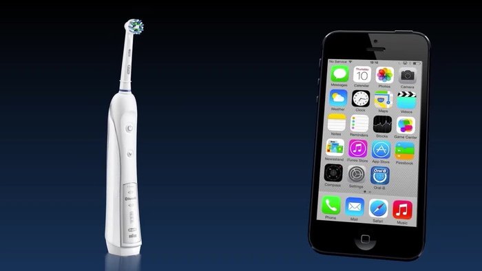 Accendere lo spazzolino Oral-B Smart Series premendo il pulsante di accensione.