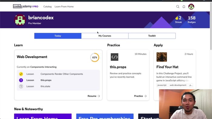 Descrizione della struttura del corso di sviluppo web di Codecademy, con enfasi sulla sua semplicità e risorse per i principianti.