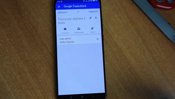 Apri l'app. L'interfaccia è semplice e intuitiva. Troverai due caselle di testo: una per la lingua di origine e una per quella di destinazione.