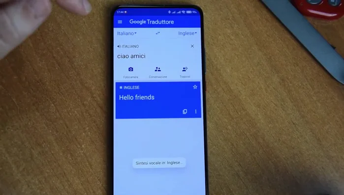 Copia la traduzione per incollarla in altri documenti o app (es. email).