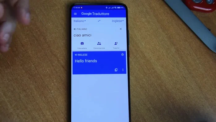 Traduci il testo da un'immagine: clicca sull'icona della fotocamera, inquadra il testo e l'app lo tradurrà. Puoi anche caricare un'immagine dalla galleria.