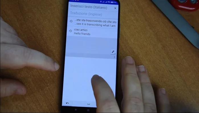 Utilizza il menu hamburger (tre linee orizzontali) per accedere a funzioni aggiuntive come frasi preferite, traduzioni offline e impostazioni.