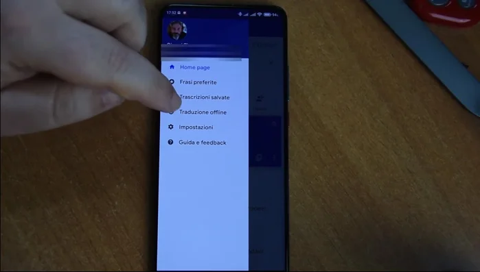 Utilizza il menu hamburger (tre linee orizzontali) per accedere a funzioni aggiuntive come frasi preferite, traduzioni offline e impostazioni.