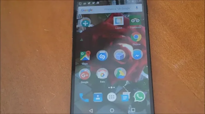 Vai nelle impostazioni del tuo smartphone Android, cerca la sezione "Sicurezza" e attiva il blocco schermo. Imposta un codice o una sequenza di sblocco.