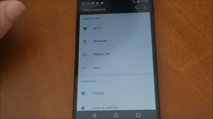 Vai nelle impostazioni del tuo smartphone Android, cerca la sezione "Sicurezza" e attiva il blocco schermo. Imposta un codice o una sequenza di sblocco.