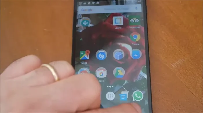 Cerca il simbolo di una puntina (o simile) nell'angolo in alto a sinistra o in altre posizioni a seconda dell'interfaccia. Premilo per bloccare l'applicazione.