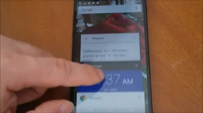 Cerca il simbolo di una puntina (o simile) nell'angolo in alto a sinistra o in altre posizioni a seconda dell'interfaccia. Premilo per bloccare l'applicazione.