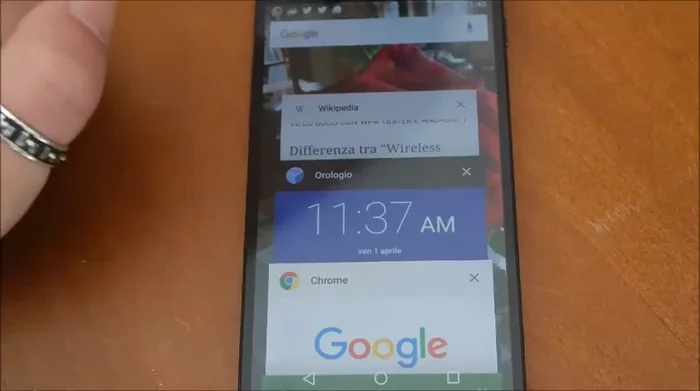 Cerca il simbolo di una puntina (o simile) nell'angolo in alto a sinistra o in altre posizioni a seconda dell'interfaccia. Premilo per bloccare l'applicazione.