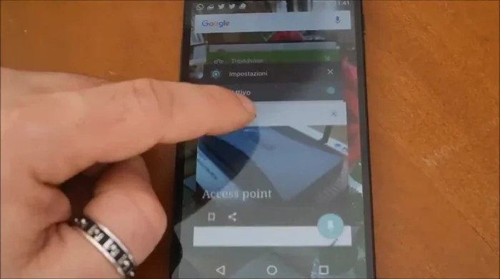 Cerca il simbolo di una puntina (o simile) nell'angolo in alto a sinistra o in altre posizioni a seconda dell'interfaccia. Premilo per bloccare l'applicazione.