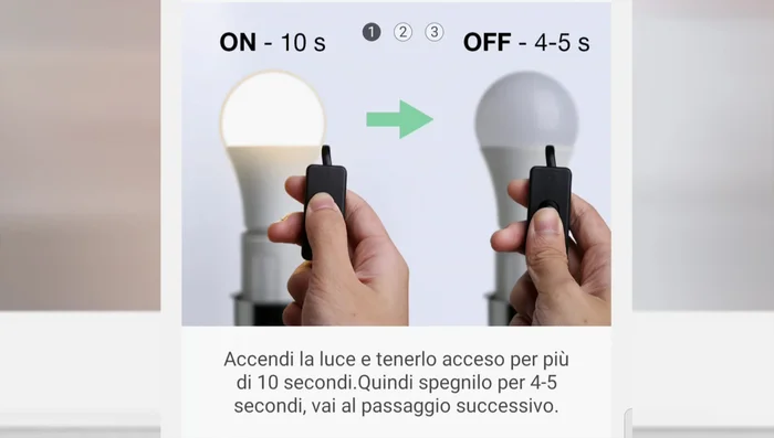 Collegare la lampada al Wi-Fi di casa. Per farlo, accendere la lampada per 10 secondi, poi spegnerla per 5 secondi. Ripetere l'accensione per altri 5 secondi e poi spegnere nuovamente. La lampada dovrebbe lampeggiare velocemente, indicando che è pronta per la configurazione. Se lampeggia lentamente, ripetere la procedura.