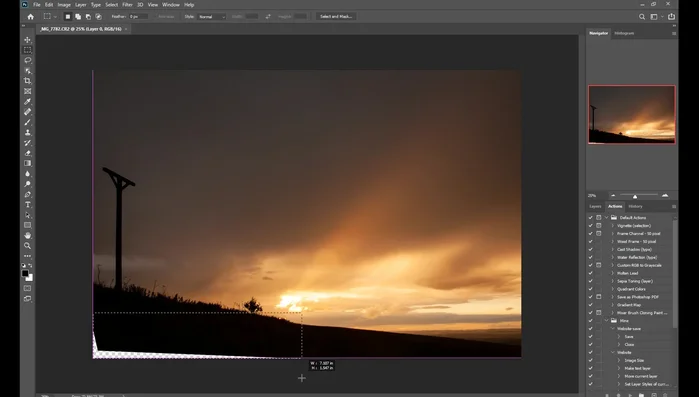 Riempire le aree vuote rimanenti con lo strumento di riempimento contenuto-consapevole di Photoshop (se necessario).