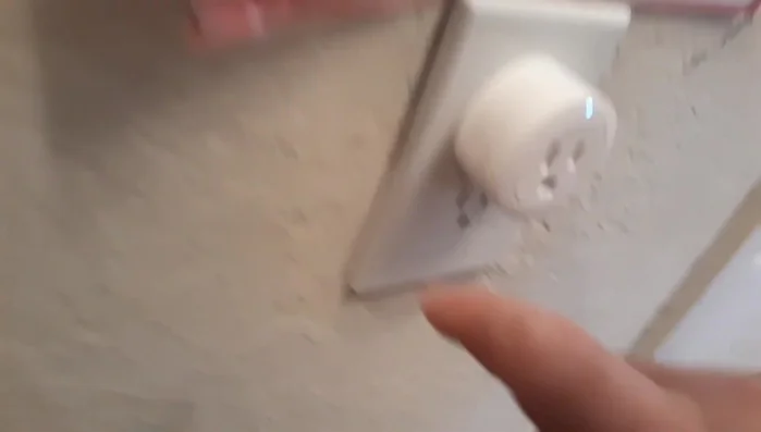 Ripristina la presa intelligente alle impostazioni di fabbrica: Tieni premuto il pulsante di accensione per 10 secondi finché non inizia a lampeggiare. Questo riavvierà la presa e la preparerà per la riconfigurazione.