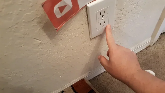 Controlla la presa a muro: Verifica se la presa a muro ha un interruttore di sicurezza (spesso un piccolo pulsante) e azionalo. Potrebbe essere scattato a causa di un sovraccarico.