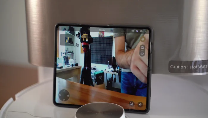Utilizza la funzione audio a due vie per comunicare con il robot.