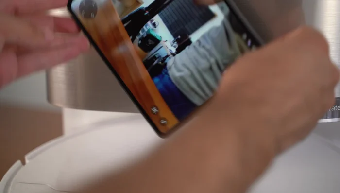 Utilizza la funzione audio a due vie per comunicare con il robot.