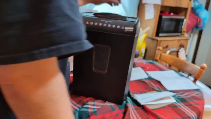 Utilizzare pinzette o pinze a becchi lunghi per rimuovere piccoli pezzi di carta, adesivi o oggetti estranei.