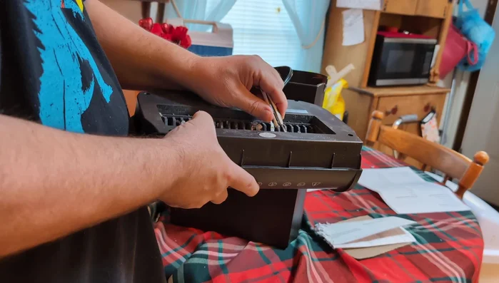 Utilizzare pinzette o pinze a becchi lunghi per rimuovere piccoli pezzi di carta, adesivi o oggetti estranei.