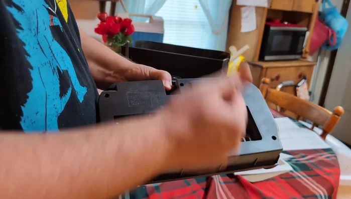 Pulire accuratamente il sensore di carta (di solito al centro) e svuotare i contenitori.