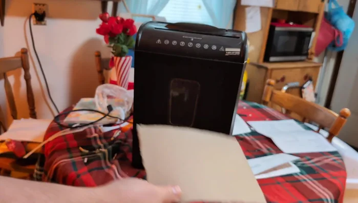 Inserire un pezzo di cartone (o carta di ricambio) per pulire le lame e rimuovere eventuali residui di adesivi o carta.