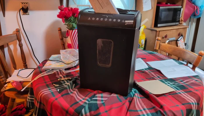 Alternare tra retromarcia e avanti più volte per cercare di rimuovere la carta inceppata.