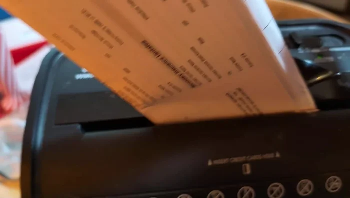 Alternare tra retromarcia e avanti più volte per cercare di rimuovere la carta inceppata.