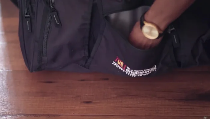 Incidente con il computer: scoperta della scheda madre e dei componenti interni.