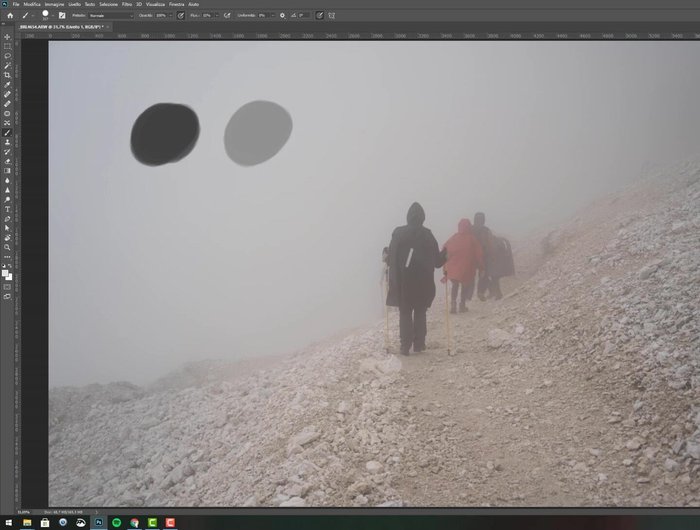 Osserva come Scurisci confronta i colori del livello superiore con quelli del livello inferiore (la fotografia).