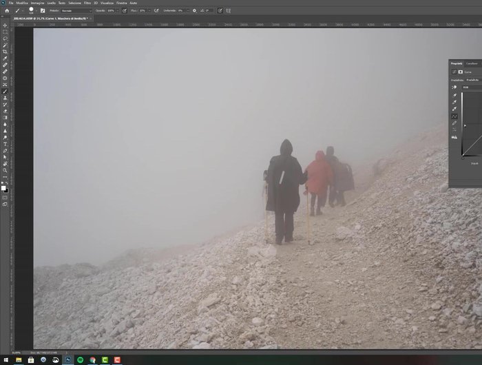 Applica un livello di regolazione (es. Curva) per modificare la luminosità.