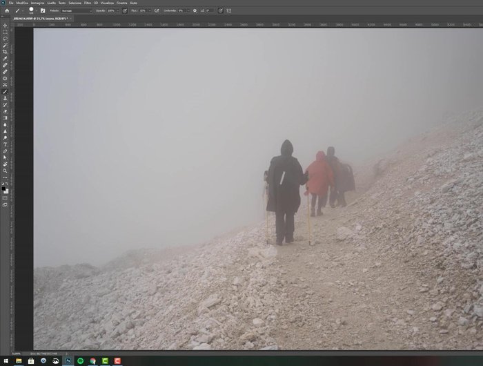 Applica un livello di regolazione con il colore desiderato.