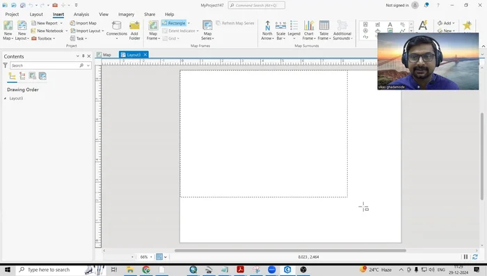 Selezionare l'opzione 'Cornice mappa' e trascinarla nel layout. Aggiustare lo zoom per ottenere la scala desiderata.