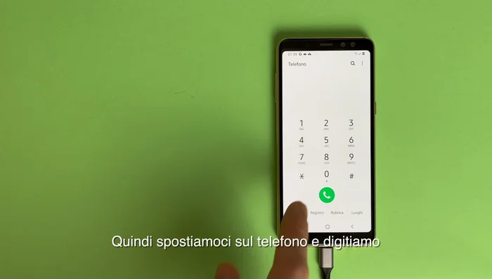 Sul telefono, digita *#0*#.