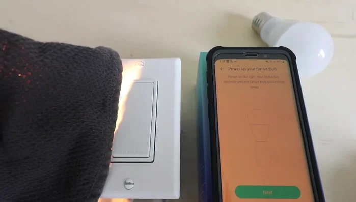 Seguire le istruzioni dell'app per connettere la lampadina alla rete Wi-Fi di casa.