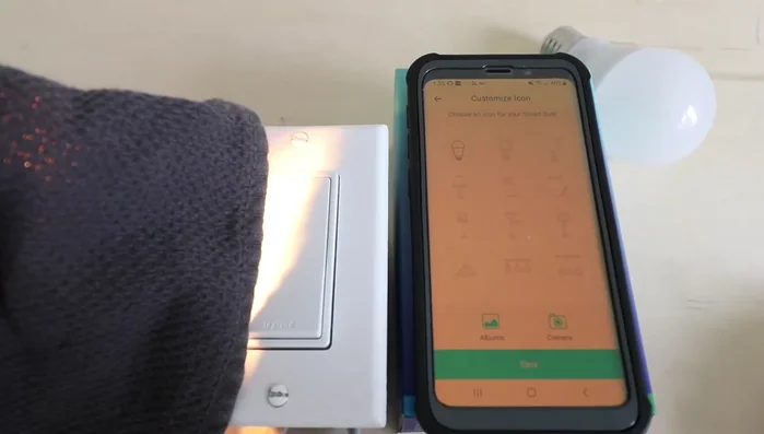 Aggiornare il firmware della lampadina (se richiesto dall'app).