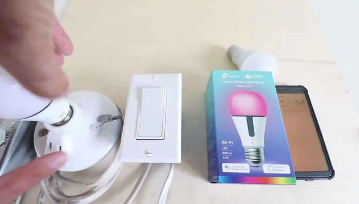 Accendere l'alimentazione. La lampadina dovrebbe lampeggiare, indicando la sua disponibilità per la connessione all'app.