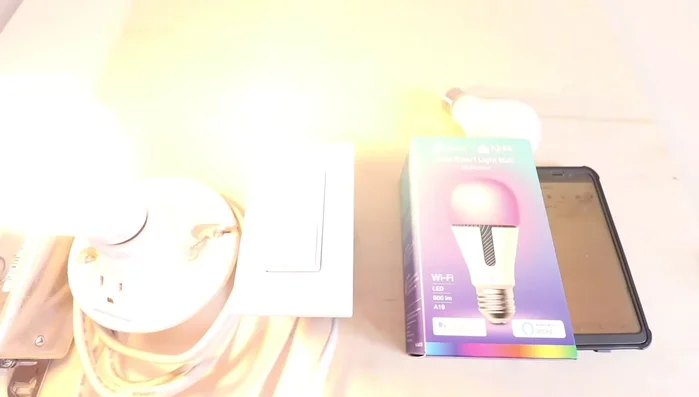 Accendere l'alimentazione. La lampadina dovrebbe lampeggiare, indicando la sua disponibilità per la connessione all'app.