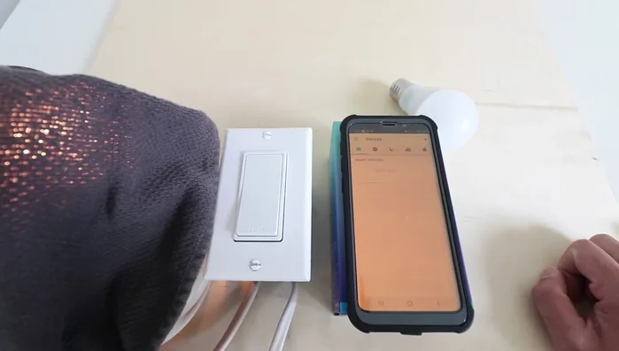 Aprire l'app e aggiungere un nuovo dispositivo (selezionando 'Luci intelligenti' e il modello corretto della lampadina).