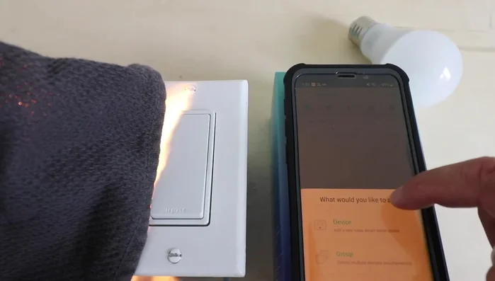 Aprire l'app e aggiungere un nuovo dispositivo (selezionando 'Luci intelligenti' e il modello corretto della lampadina).