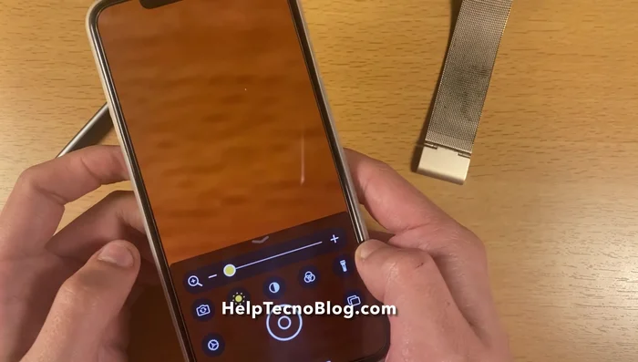 Utilizza lo zoom per ingrandire l'oggetto o il testo. L'app offre un ingrandimento maggiore rispetto alla fotocamera standard dell'iPhone.