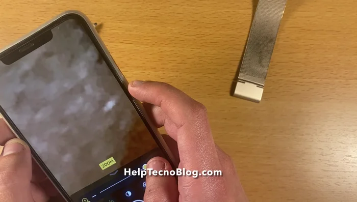 Utilizza lo zoom per ingrandire l'oggetto o il testo. L'app offre un ingrandimento maggiore rispetto alla fotocamera standard dell'iPhone.