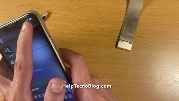 Trova l'applicazione 'Lente di Ingrandimento'. Se non la trovi, scrivi 'lente' nella ricerca dell'iPhone o scaricala dall'App Store.