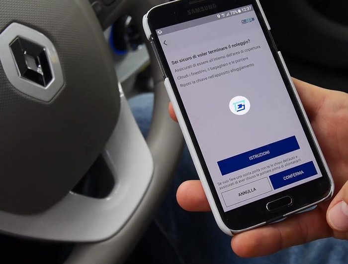Confermare la fine del noleggio tramite l'app.