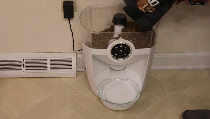 Utilizzare il pannello di controllo per programmare da 1 a 4 pasti al giorno, con porzioni da 1/4 di tazza a 1 tazza.