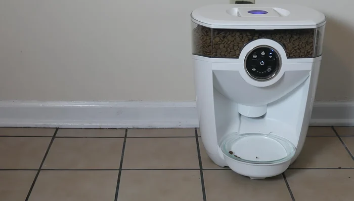 Configurare l'app AutoPets sul tuo smartphone e connettere il robot alimentatore alla rete Wi-Fi.