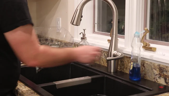 Pulire a mano le parti non rimovibili che toccano il cibo (scivolo, supporto ciotola, torre indicatrice).