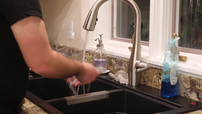 Pulire a mano le parti non rimovibili che toccano il cibo (scivolo, supporto ciotola, torre indicatrice).