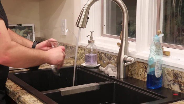 Pulire a mano le parti non rimovibili che toccano il cibo (scivolo, supporto ciotola, torre indicatrice).