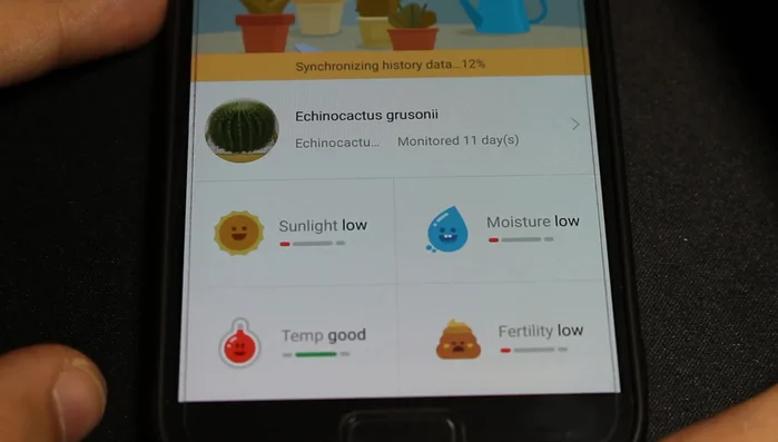 Monitorare i dati della pianta (umidità del terreno, luminosità, fertilità, temperatura) sull'applicazione.