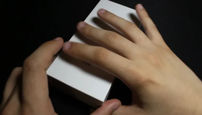 Rimuovere la linguetta dalla batteria del dispositivo e inserirlo nel terreno della pianta, fino alla linea indicata.