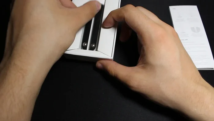 Rimuovere la linguetta dalla batteria del dispositivo e inserirlo nel terreno della pianta, fino alla linea indicata.