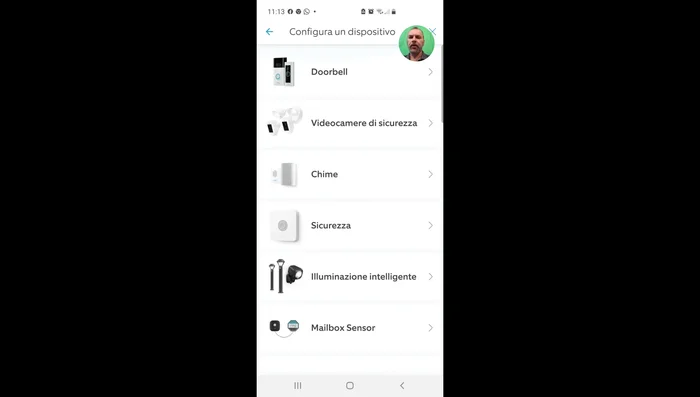Scansione del codice QR sul dispositivo Ring per aggiungerlo all'app.